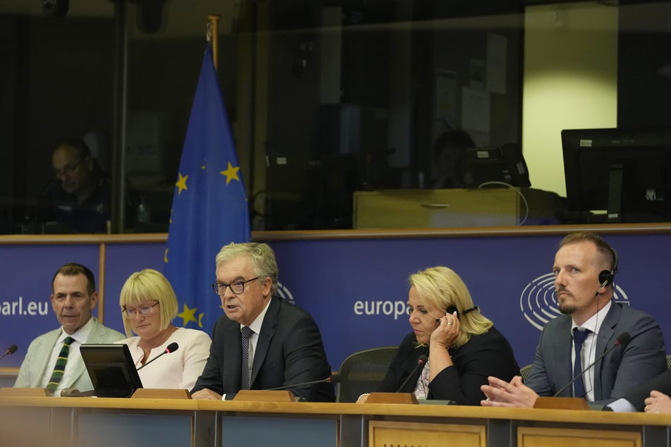 Der französische Politiker Jean-Paul Garraud (68, "Rassemblement National", m.) spricht während einer Pressekonferenz im Europäischen Parlament. Führende Vertreter rechter Parteien aus Ungarn und Frankreich trafen sich mit Verbündeten.