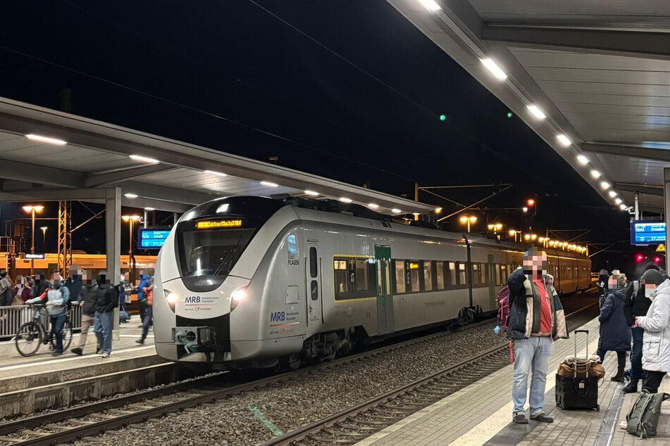 Am Bahnhof in Glauchau herrschte Chaos: Fahrgäste nach Dresden kamen hier einfach nicht weiter.