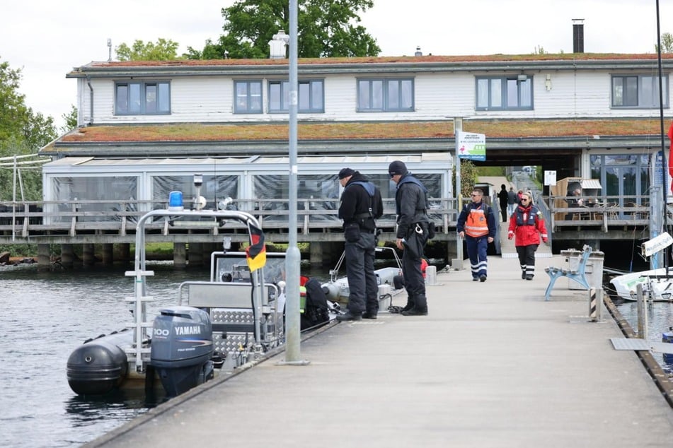 Nach Informationen von TAG24 soll sich der Körper in mehreren Metern Tiefe befinden. Die Taucher können nur einige Minuten unter Wasser bleiben und nach ihm suchen.