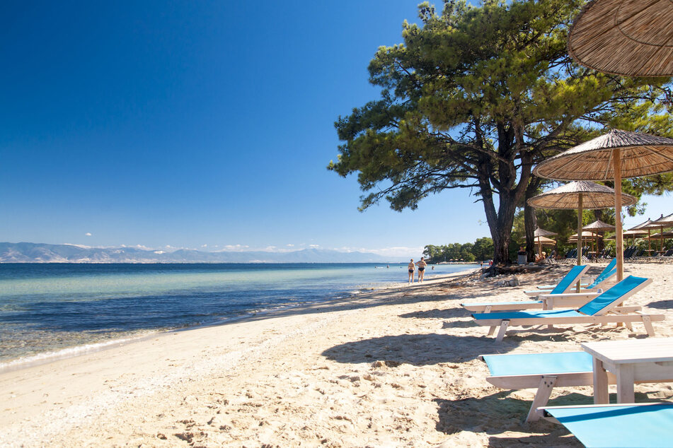 Die griechische Insel Thassos im Ägäischen Meer ist für ihre üppige Landschaft und wunderschönen Strände bekannt.