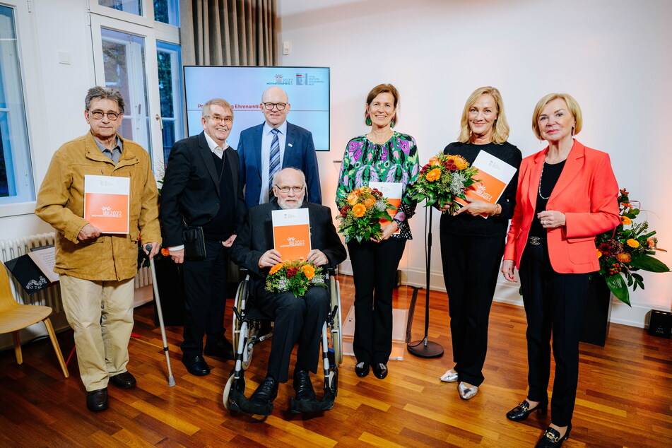Ehrung der Deutschen Schlaganfall-Hilfe: Bertelsmann-Chefin Liz Mohn (81, r.) ehrte unter anderem Klaus-Dieter Buchelt (75, l.) mit dem Motivationspreis.