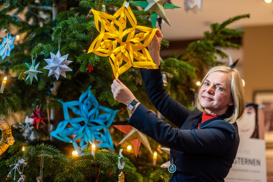 Hoteldirektorin Anett Strobel hofft auf viele Besucher, die für die kunterbunten Sterne eine kleine Spende geben.