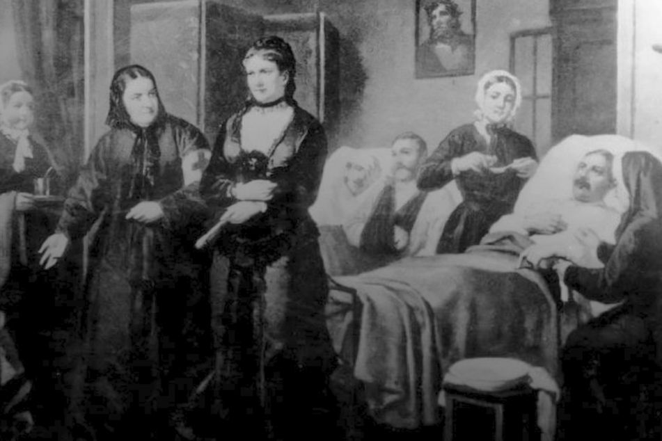Die Zweite von links ist Marie Simon, rechts neben ihr steht Sachsens letzte Königin.