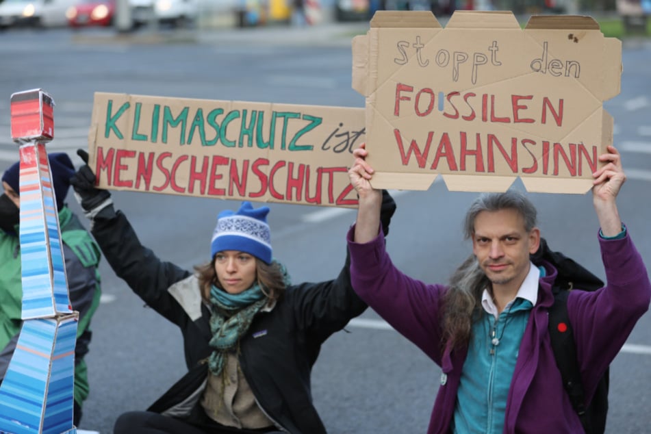 Christian Bläul (40, r.) protestierte am Freitagmorgen gegen den "fossilen Wahnsinn".