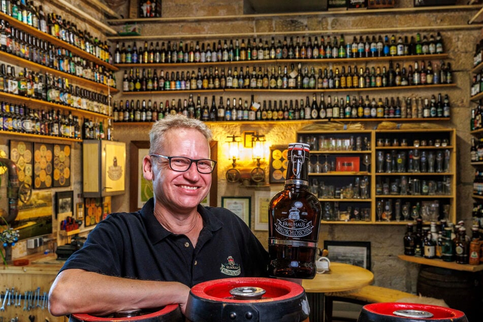 Ein kleines Geheimnis: Unter dem Gastraum befindet sich der sogenannte "Schalander", der Aufenthaltsraum von Braumeister Holger Stark (54). Hier hat er rund 1000 Bierflaschen aus aller Welt versammelt.