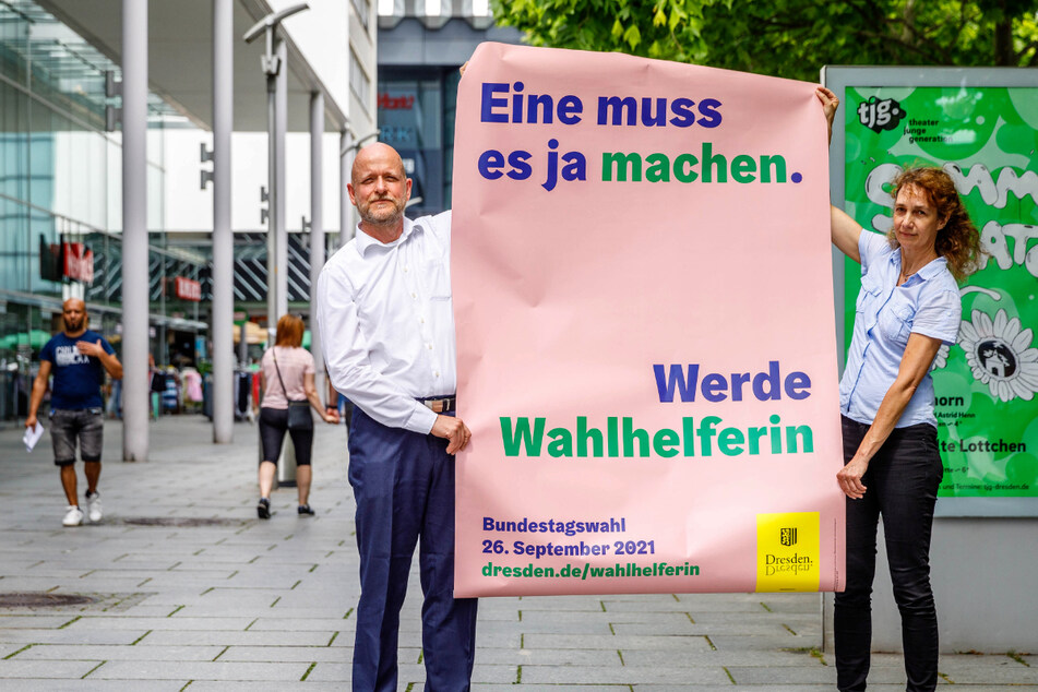 "Eine muss es ja machen": Markus Blocher (52, Kreiswahlleiter) und Lioba Buscher (53, Vize-Kreiswahlleiterin) stellen die Wahlhelfer-Kampagne vor.