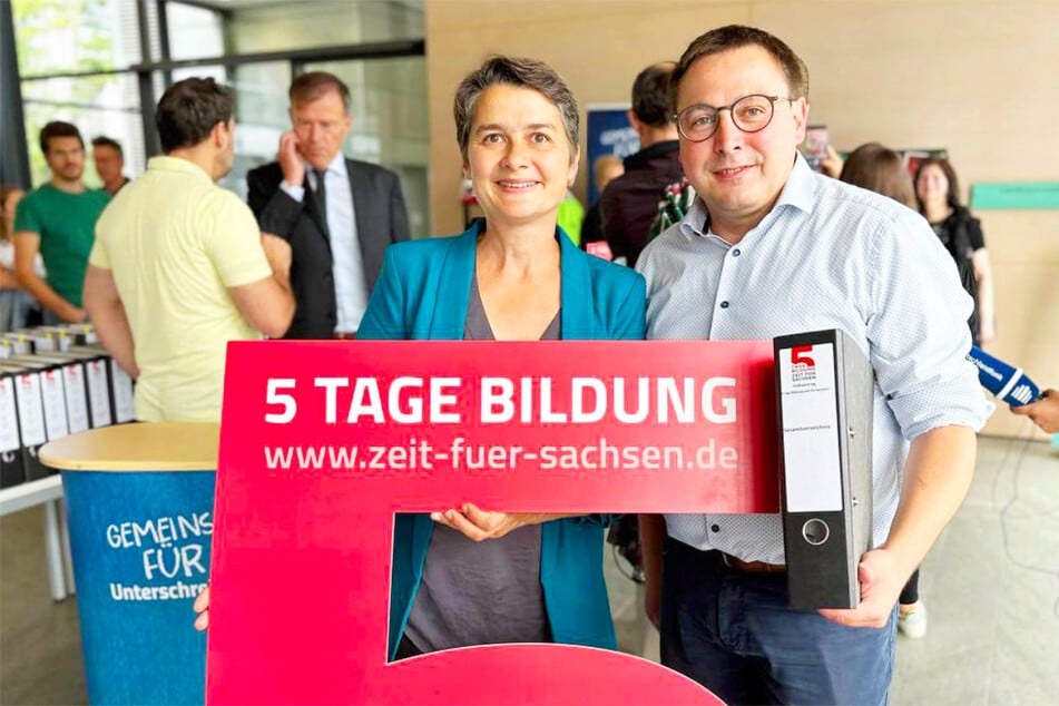 Ein starkes Signal: Die Übergabe der Unterschriften zum Volksantrag Bildungszeit.