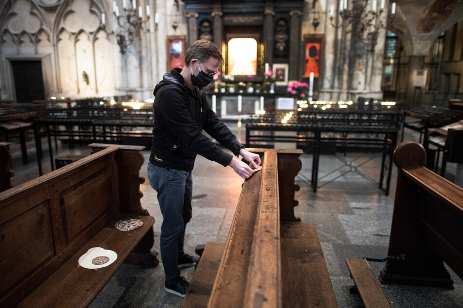 Im Kölner Dom markieren Aufkleber, wo Gläubige auf Aufstand Platz nehmen dürfen.