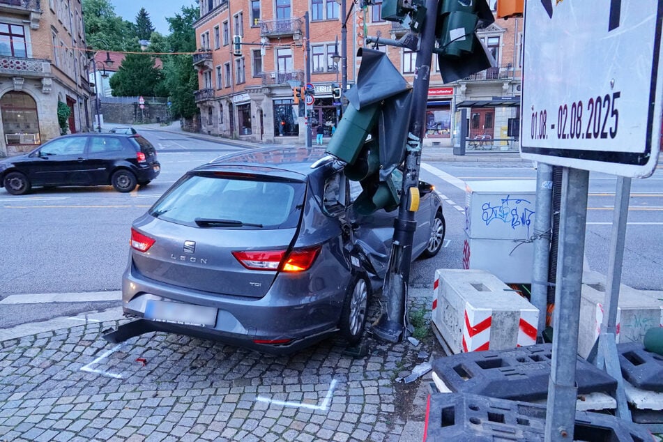 In diesem Seat war ein Polizist (27) privat unterwegs, als der rasende Zimmermann ihn mit seinem Transporter am Körnerplatz von der Kreuzung rammte.