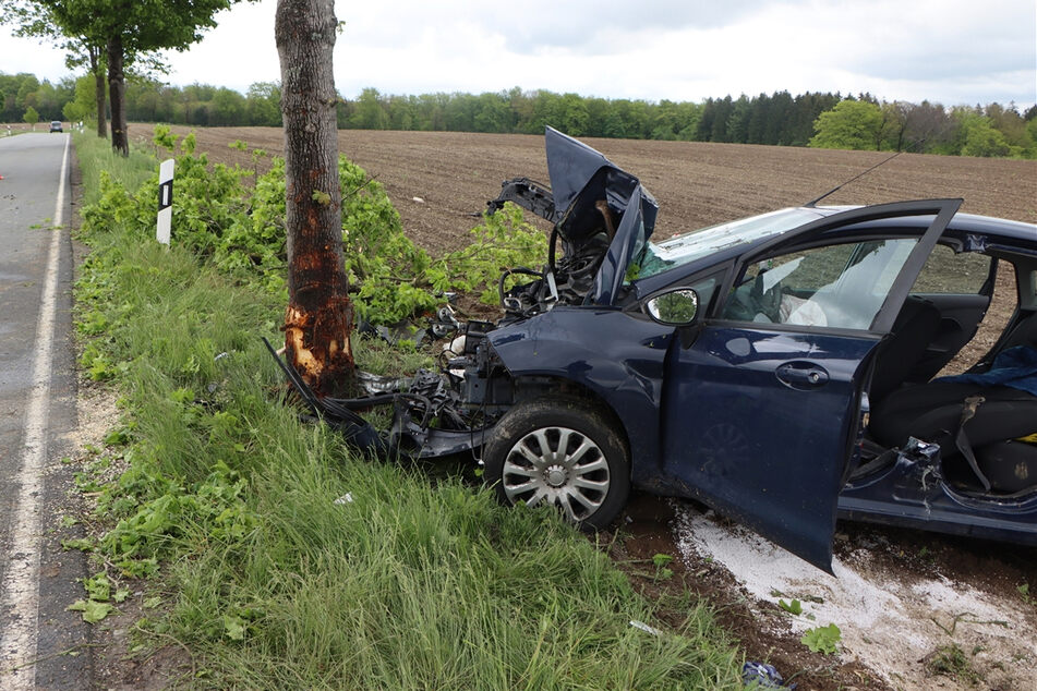 Bei einem Unfall am Mittwochmorgen in Wipperfürth (Oberbergischer Kreis) ist ein Autofahrer (28) schwer verletzt worden. Sein Wagen war zuvor frontal gegen einen Baum geprallt.