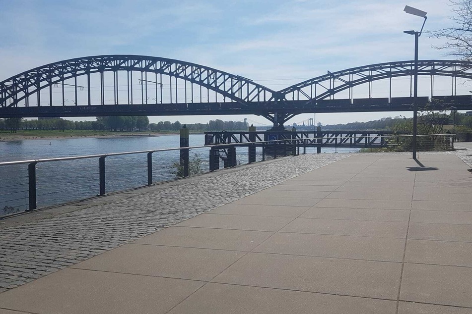 Mit Blick auf den Rhein steht die "Wurstbraterei" in den Sommermonaten normalerweise direkt zwischen Südbrücke und Rheinaufhafen in Köln.