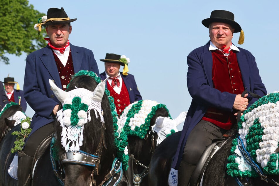 Hoch zu Ross: Hubert Aiwanger (53, l.) zofft sich mit seinem CSU-Koalitionspartner Christian Bernreiter (60, r.).