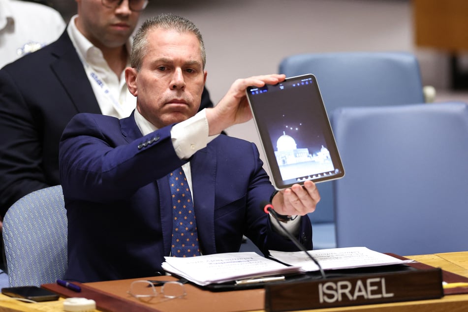 Während einer UN-Sondersitzung am Sonntag forderte Israels Vertreter bei den Vereinten Nationen, Gilad Erdan (53), den Sicherheitsrat auf, "alle möglichen Sanktionen" gegen den Iran zu verhängen.