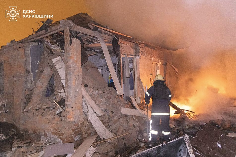 In Charkiw im Nordosten der Ukraine waren Bürgermeister Ihor Terechow zufolge bei Angriffen russischer Schahed-Drohnen zwei Explosionen zu hören gewesen. Später meldete Terechow einen "kombinierten Luftangriff".