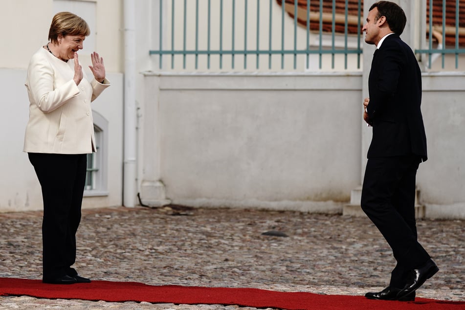 Bundeskanzlerin Angela Merkel (CDU) begrüßt Frankreichs Präsidenten Emmanuel Macron vor Schloss Meseberg, dem Gästehaus der Bundesregierung.