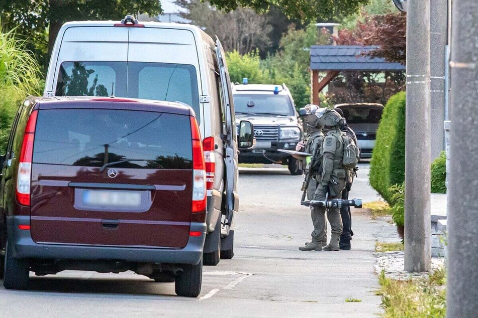 Die Spezialeinheiten waren mit Maschinenpistolen und Rammböcken bewaffnet. Insgesamt gab es am Donnerstagmorgen bundesweit acht Durchsuchungen.