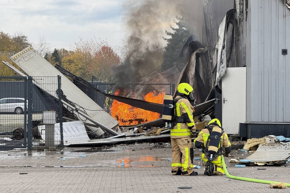 Die Feuerwehr ist mit einem Großaufgebot vor Ort.