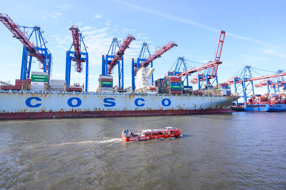 Das Containerschiff "Cosco Pride" der Reederei Cosco Shipping liegt am Containerterminal Tollerort.