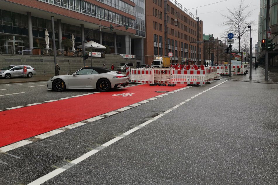 An Kreuzungen ist der Radfahrstreifen mit rotem Belag markiert.