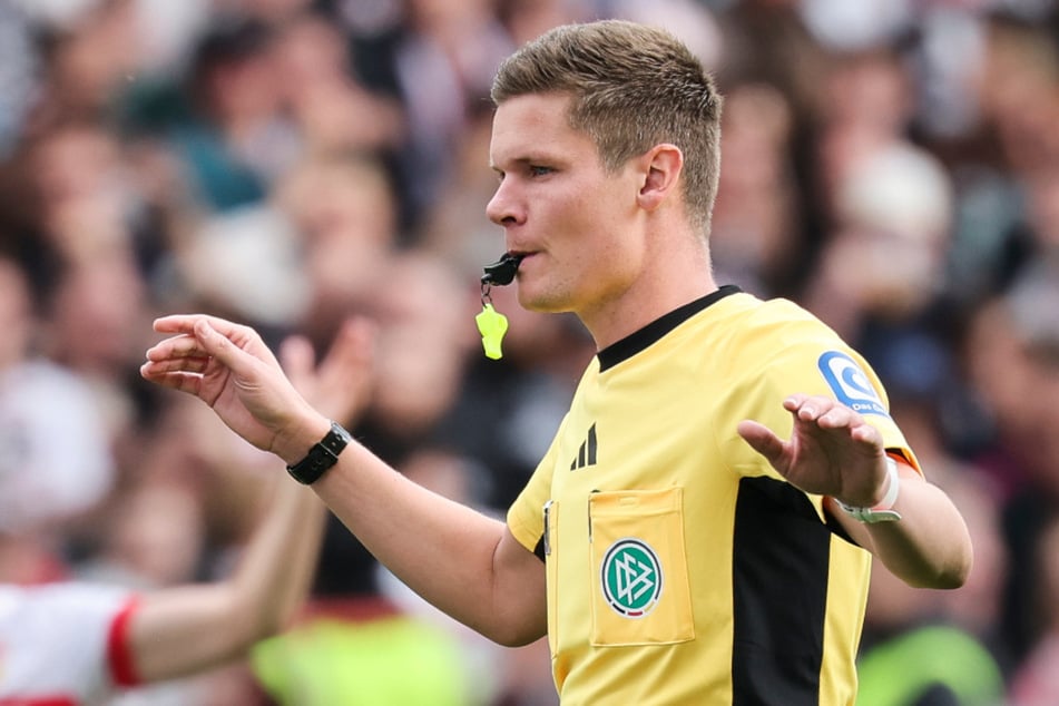 Schiedsrichter Florian Exner (35) pfeift die Bundesliga-Partie zwischen dem VfL Wolfsburg und dem HSV. (Archivfoto)