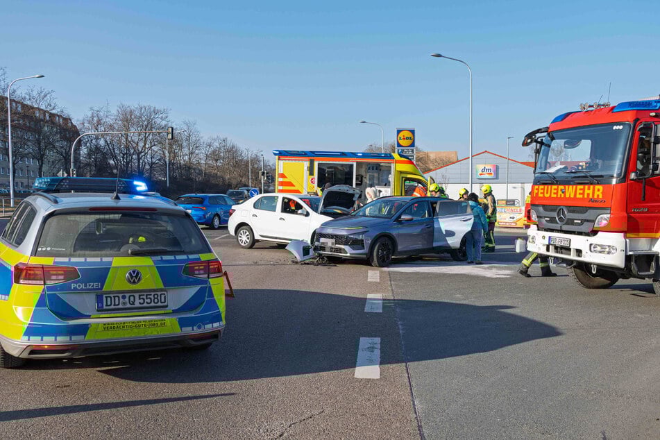 Ein Abbiege-Manöver in Heidenau ging am Mittwochmittag gründlich schief.