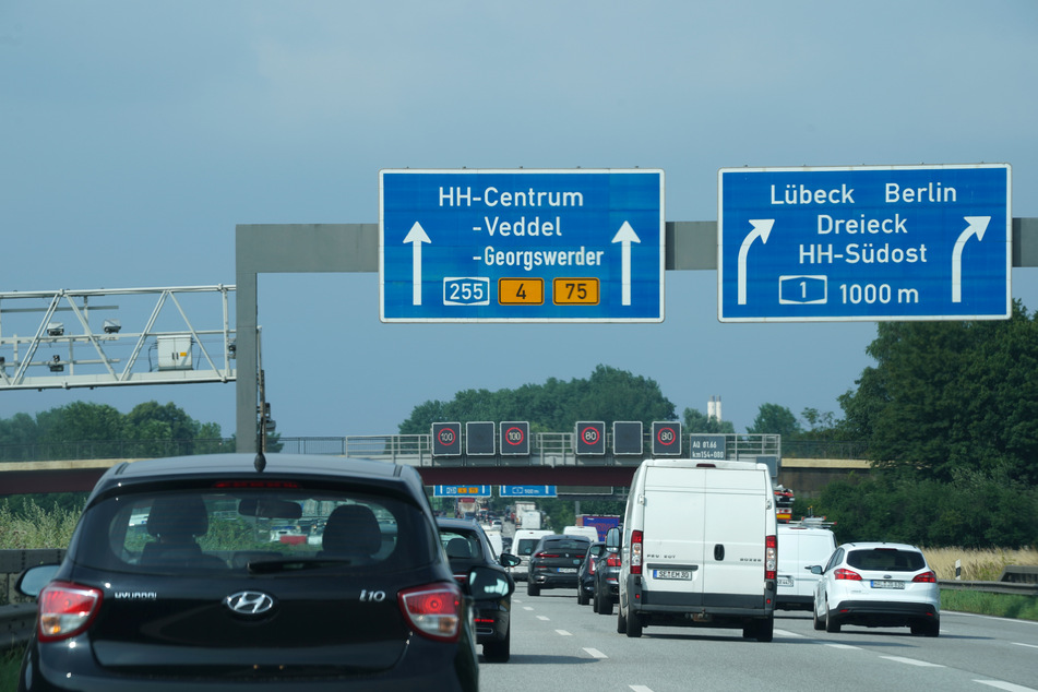 Auf den Autobahnen rund um Hamburg kann es am Wochenende zu Staus kommen!