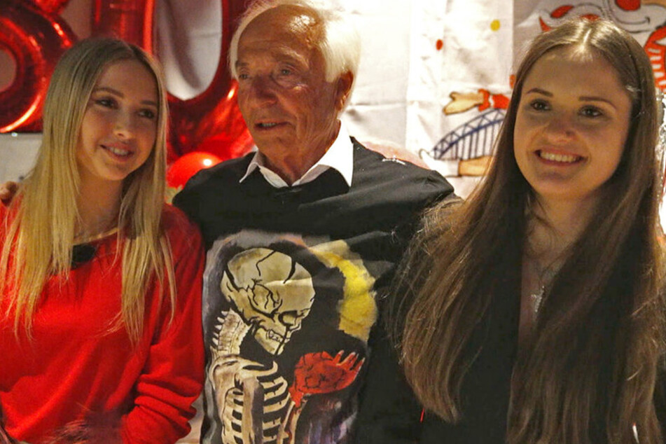 Reinhold Geiss posiert stolz mit seinen zwei Enkelinnen im Arm: Davina und Shania (19) haben ein sehr inniges Verhältnis zu ihrem Großvater.