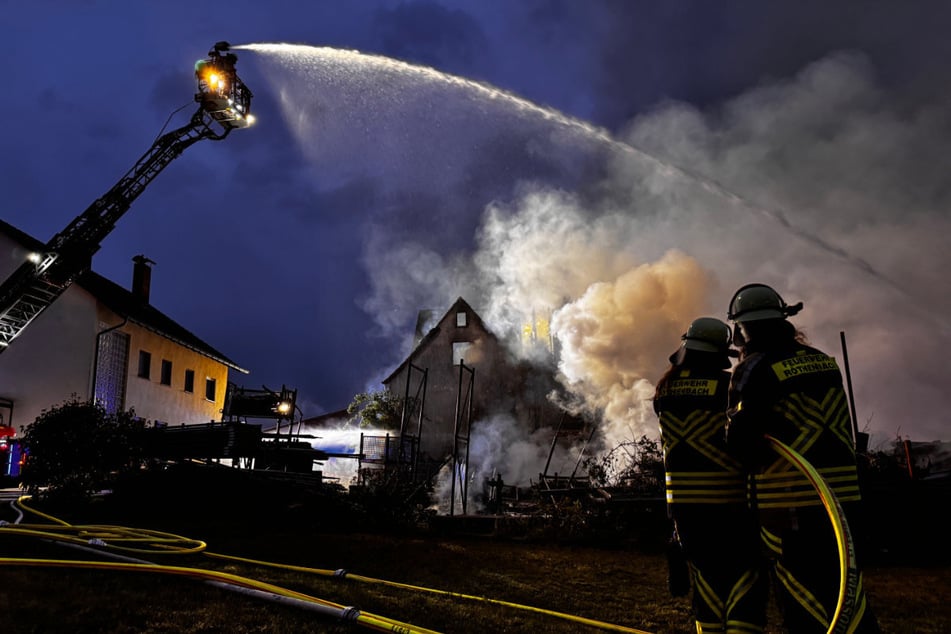 Etwa 180 Einsatzkräfte von 20 Feuerwehren rückten an, um das Großfeuer unter Kontrolle zu bekommen.