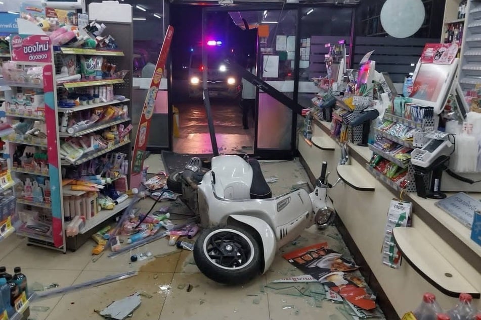 Die weiße Vespa kam im Eingangsbereich des 7-Eleven zum Stehen, umgeben von Glassplittern und beschädigter Ware.
