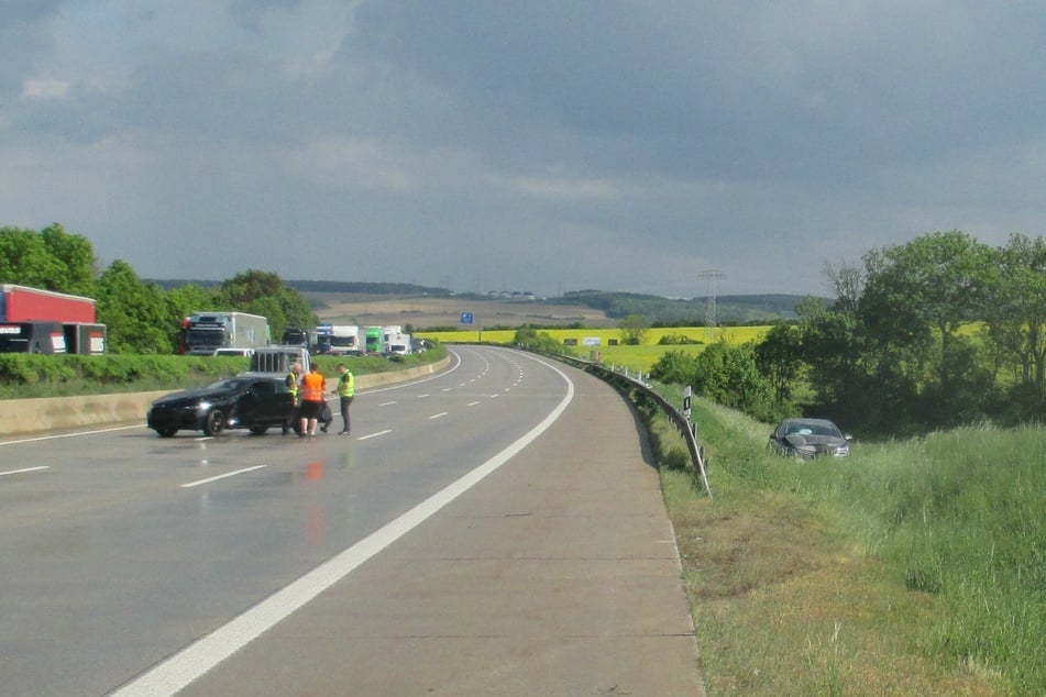 Die Autobahnpolizei sperrte die A4 in Richtung Dresden ab. Bei dem Unfall war ein Opel mit einem BMW zusammengestoßen.