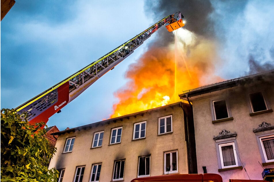 Millionen-Schaden nach Hausbrand bei Stuttgart: Drei Verletzte