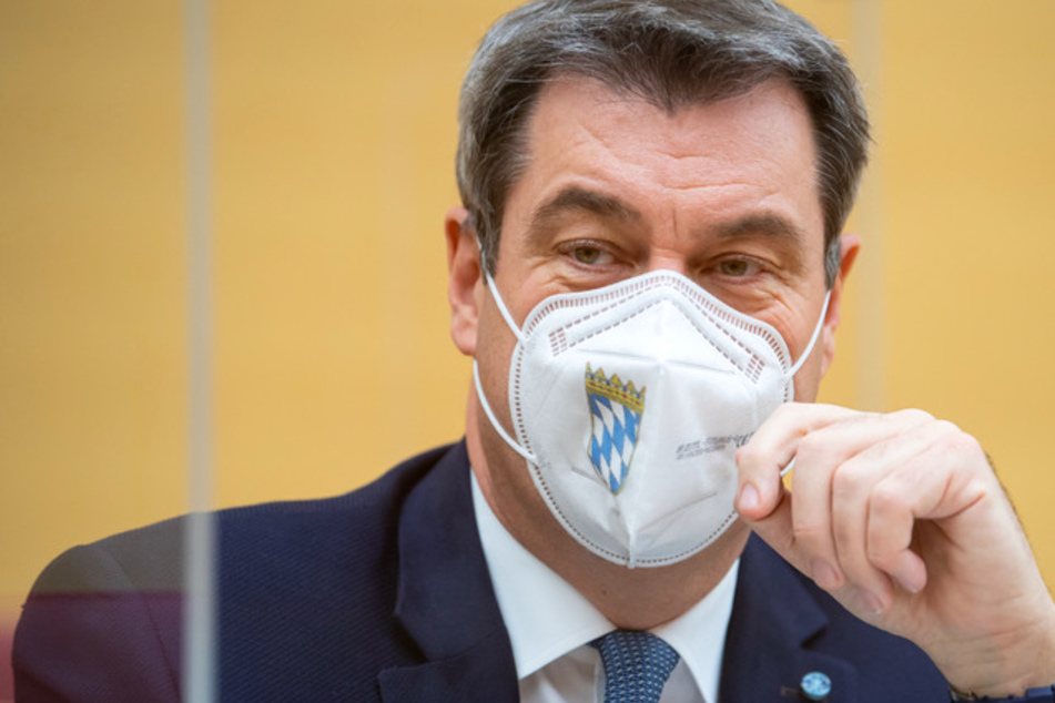 Markus Söder (53, CSU), Ministerpräsident von Bayern, sitzt während der Sondersitzung im Plenarsaal des bayerischen Landtags mit einem Nasen-Mund-Schutz an seinem Platz.