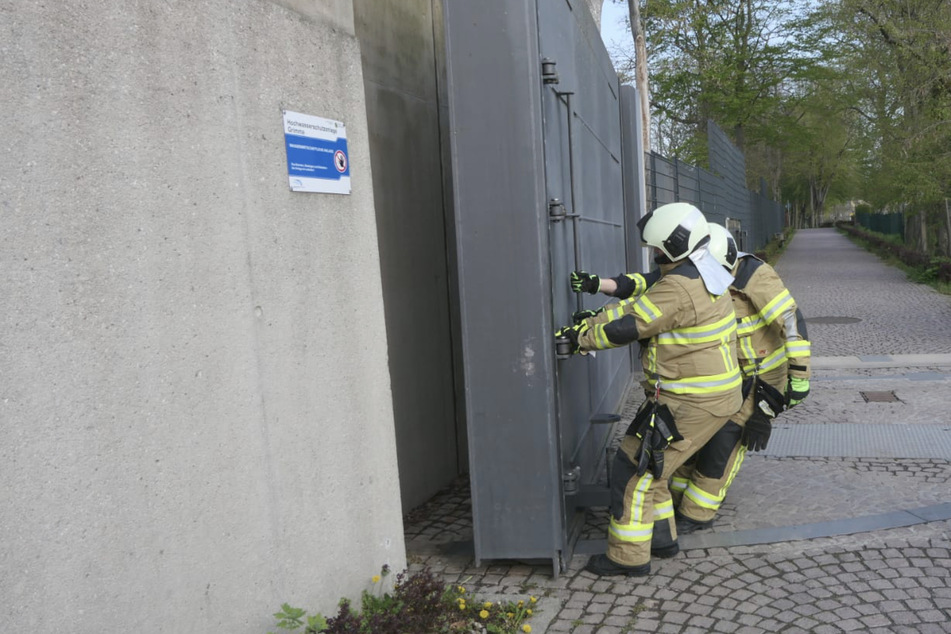Die Einsatzkräfte der Feuerwehr testeten die Tore und Schleusen der Anlage auf ihre Funktionsfähigkeit.