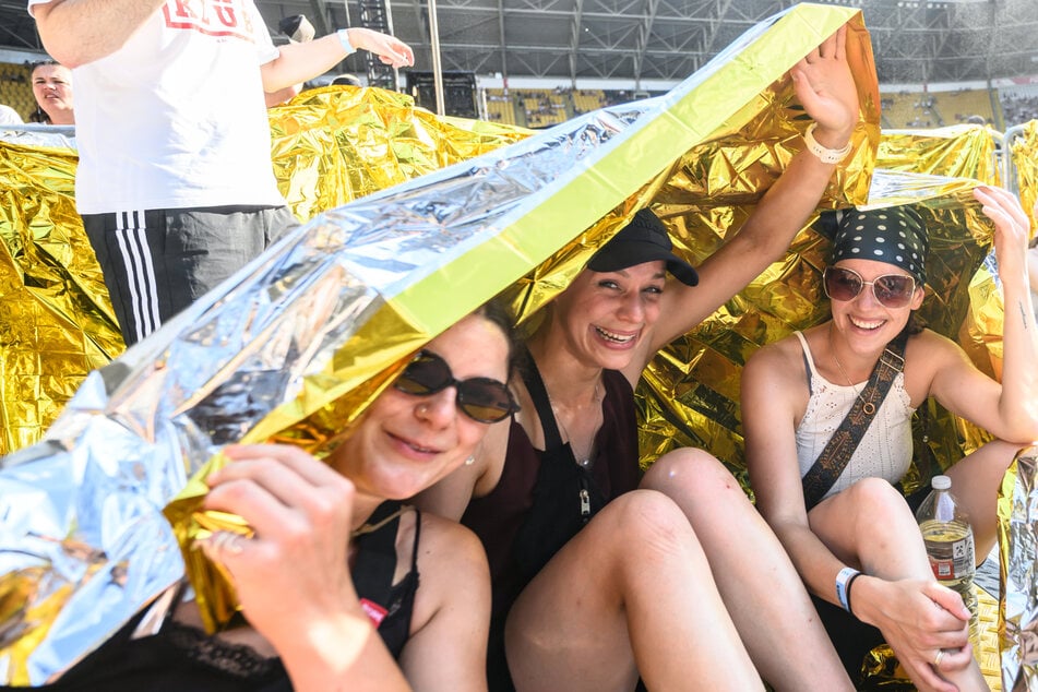 Kraftklub-Fans schützten sich am Samstag mit Rettungsdecken vor der Sonne.