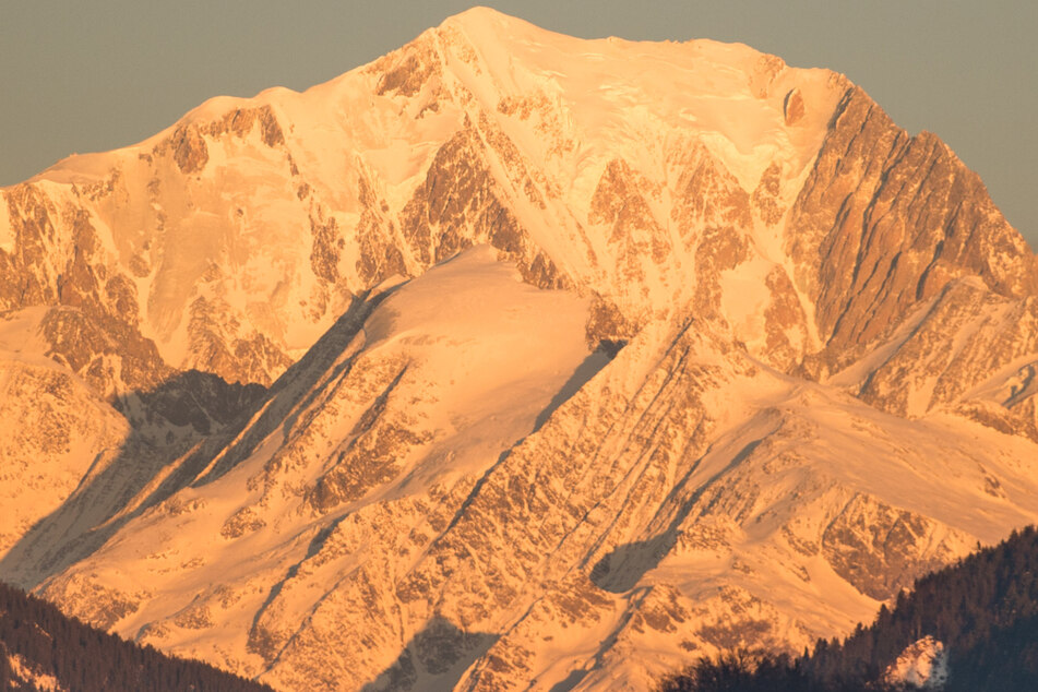 Die Rettungsarbeiten am Mont Blanc, dem höchsten Berg der Französischen Alpen, sollen noch in vollem Gange sein.