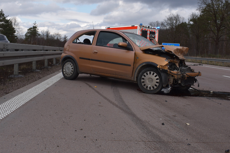 Unfall A9: Opel schleudert quer über A9: Zwei Verletzte