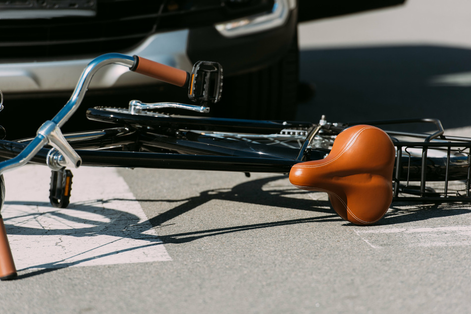 Seniorin auf Fahrrad in Leipzig von Opel erfasst und schwer verletzt
