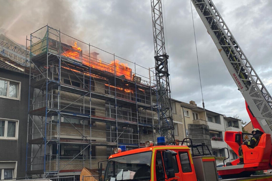 Köln: Dachstuhl in Flammen: Kölner Feuerwehr rückt aus