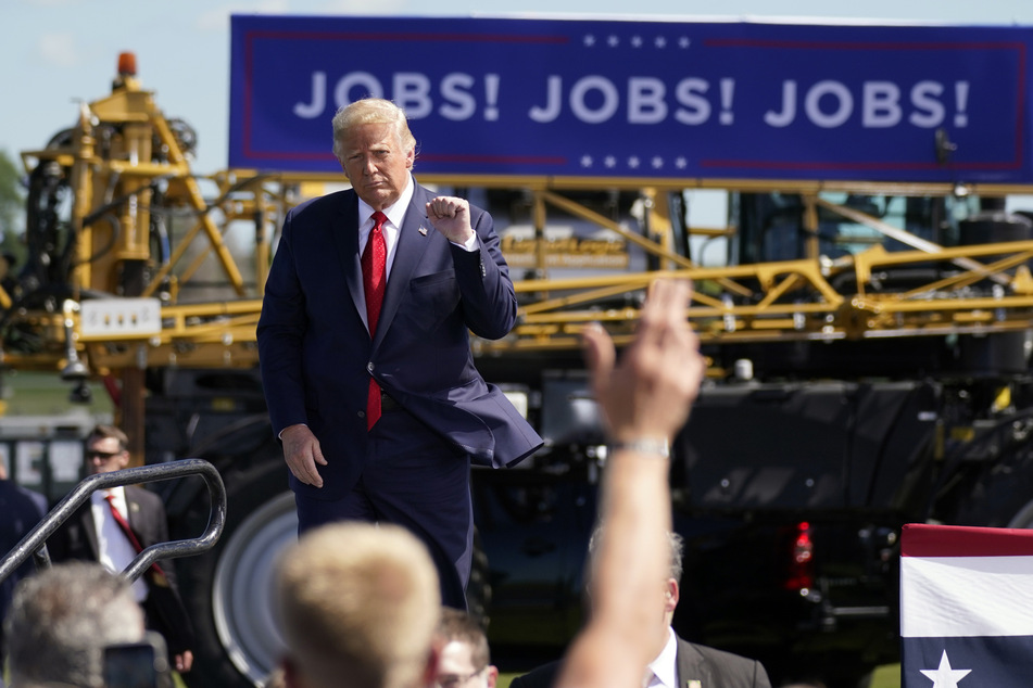 Donald Trump spricht zu seinen Anhängern. Seine späte Zustimmung hat schwere Konsequenzen: Millionen Arbeitslose erhalten vorerst kein oder nur wenig Geld.