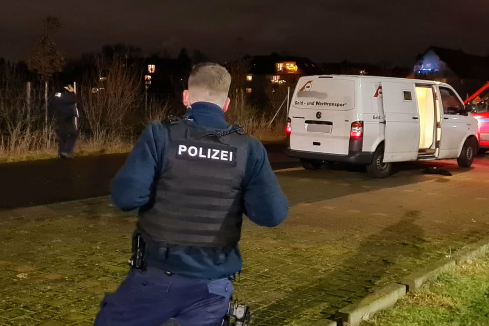 Einsatzkräfte der Polizei sind vor Ort in Schönefeld.