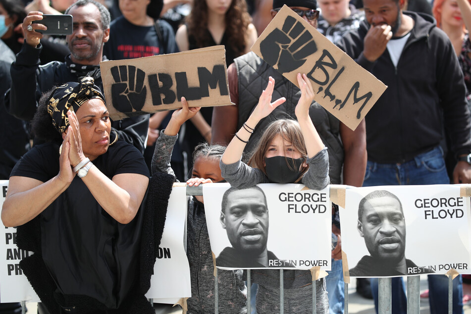 Weltweit finden in Folge des Todes von George Floyd, der in Polizeigewahrsam getötet wurde, Demonstrationen gegen Rassismus und Polizeigewalt statt