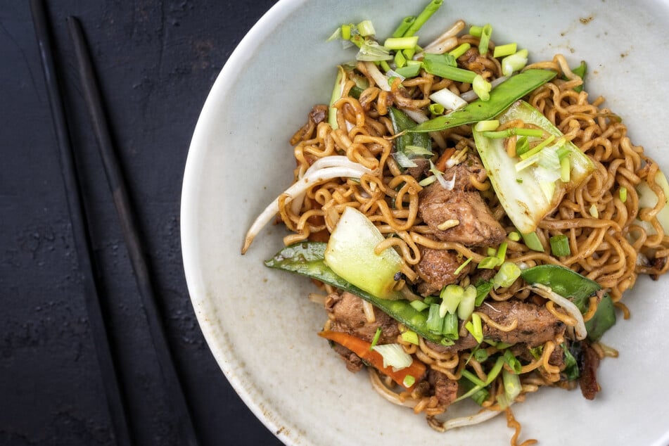 Pad see ew is traditionally made with wide egg noodles, but it is up to you.