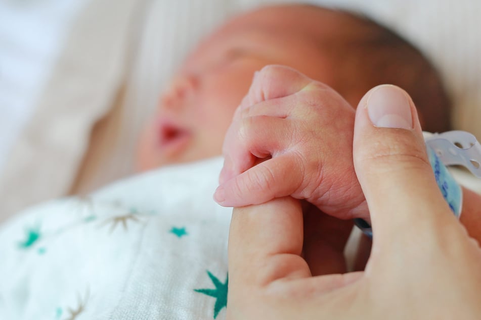 Leihmutter weigert sich, krankes Baby abzutreiben: Biologische Eltern verklagen sie auf 100.000 Dollar