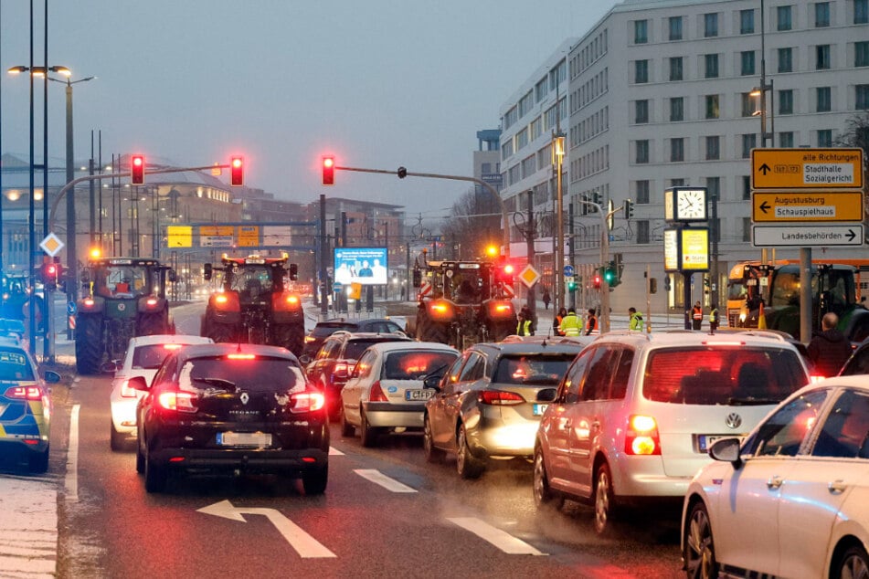 Traktoren blockieren die Kreuzung Brückenstraße/Bahnhofstraße, eine wichtige Chemnitzer Verkehrsader in der City
