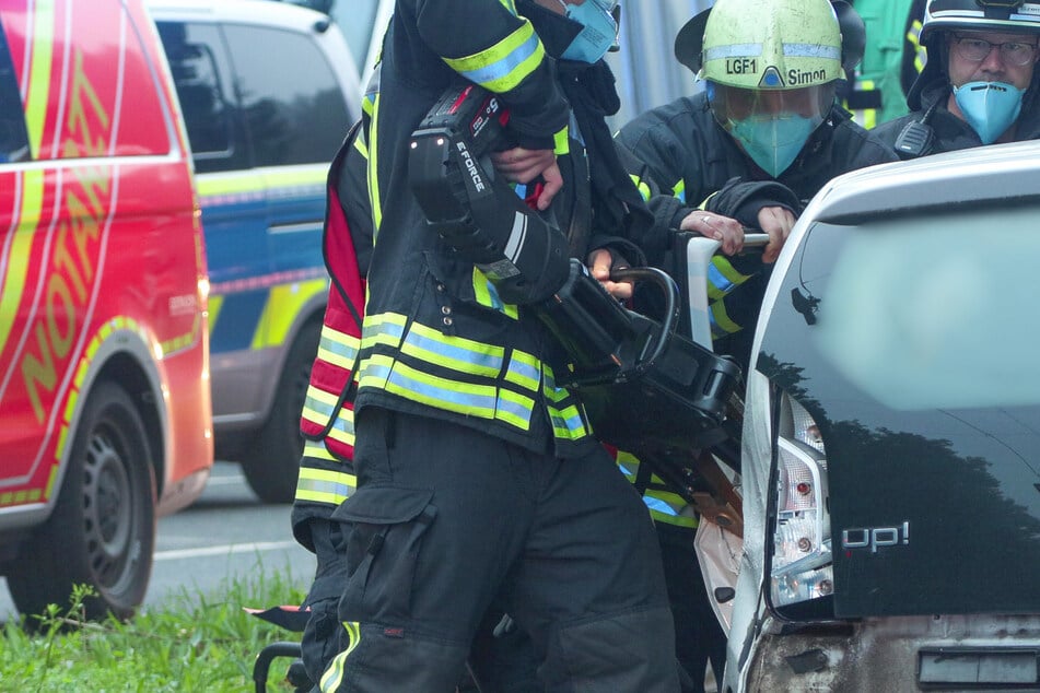 Die Feuerwehrleute befreiten mit schwerem Gerät die eingeklemmte 59-jährige Fahrerin.