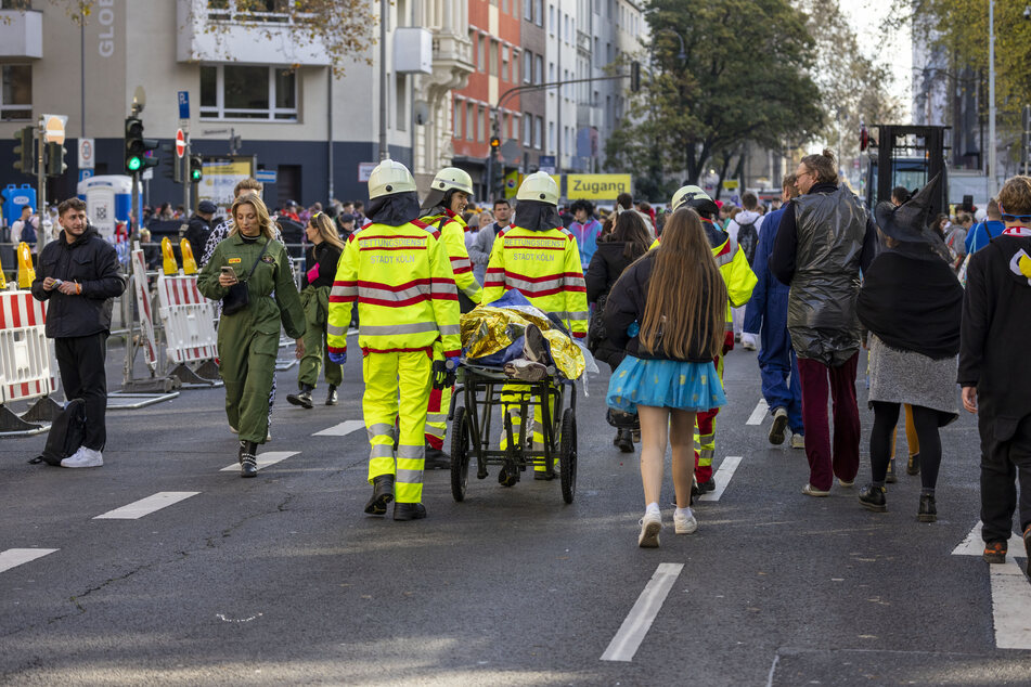 Auch Hunderte Rettungskräfte waren auf den Straßen Kölns unterwegs.
