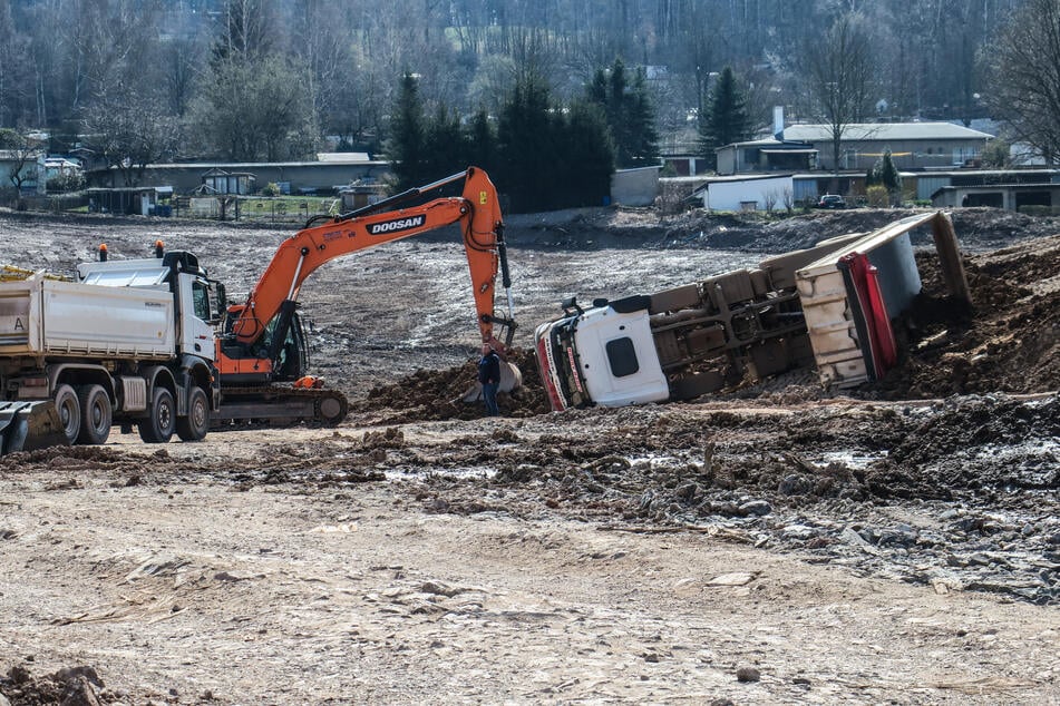 Lkw auf Baustelle umgekippt: Fahrer im Krankenhaus