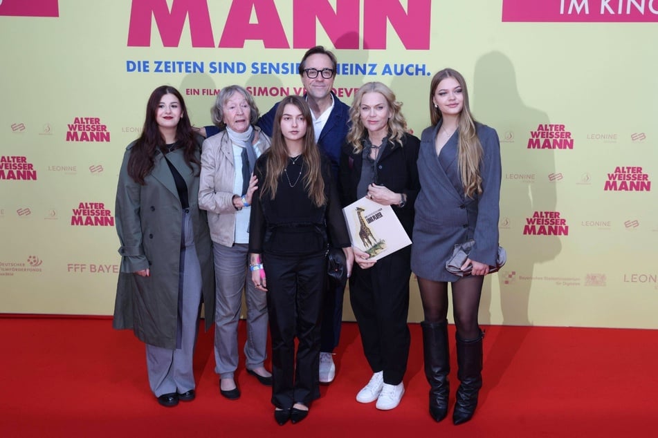 Jan Josef Liefers (61) mit Mutter Brigitte Liefers-Wähner (82), Anna Loos (55) und ihren Töchtern auf einer Premiere. (Archivfoto)