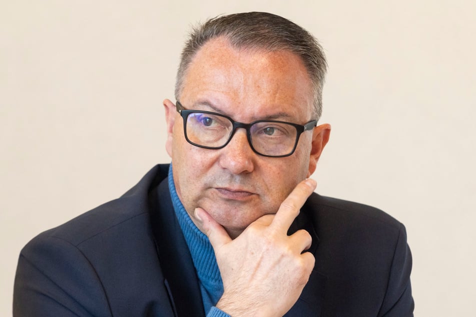 Bildungsbürgermeister Jan Donhauser (56, CDU) bräuchte für die Beseitigung der Graffiti eigentlich Millionenbeträge.