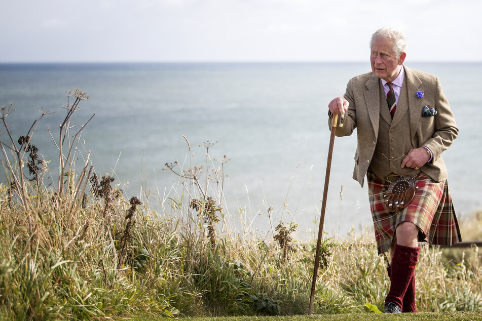Prinz Charles (72), Prinz von Wales und Herzog von Rothesay, geht während eines Schottland-Besuchs auf dem Gelände von Dunnottar Castle in der Nähe von Stonehaven.